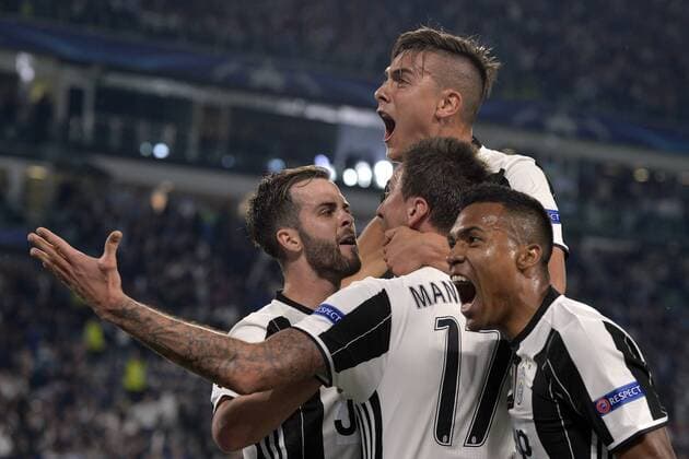 Esultanza gol Paulo Dybala Juventus con Miralem Pjanic, Mario Mandzukic, Alex Sandro Juventus Torino 11-04-2017 Juventus Stadium Football Champions League 2016 2017 Juventus - Barcelona quarter final foto Filippo Alfero Insidefoto filippoxalfero