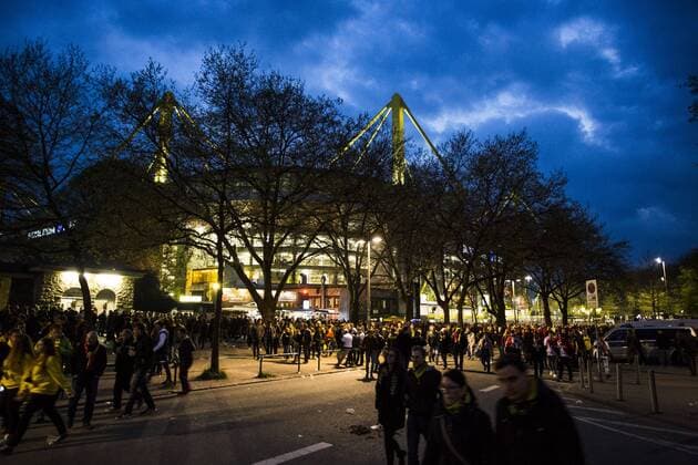 GER, UEFA CL, Borussia Dortmund (GER) vs AS MONACO (MC) 11.04.2017, Signal Iduna Park, Dortmund, GER, UEFA CL, Borussia Dortmund (GER) vs AS MONACO (MC), im Bild picture shows das Champions League Spiel zwischen Borussia Dortmund und AS Monaco wird auf Grund eines Anschlags auf den Mannschaftsbus des BVB abgesagt. Vor dem Signal Iduna Park gehen die Fans und Zuschauer zurück nach Hause. Foto © nordphoto Rauch nordphotox xRauch