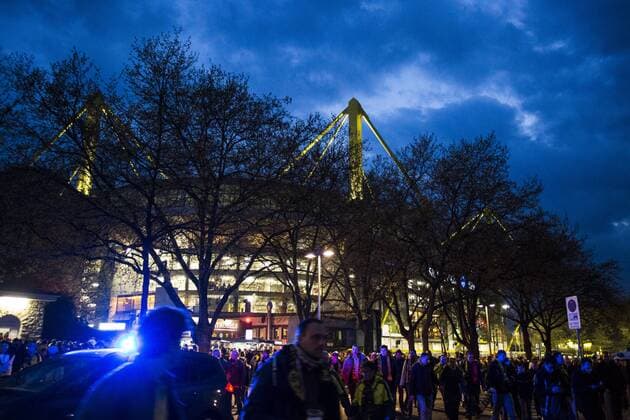 GER, UEFA CL, Borussia Dortmund (GER) vs AS MONACO (MC) 11.04.2017, Signal Iduna Park, Dortmund, GER, UEFA CL, Borussia Dortmund (GER) vs AS MONACO (MC), im Bild picture shows das Champions League Spiel zwischen Borussia Dortmund und AS Monaco wird auf Grund eines Anschlags auf den Mannschaftsbus des BVB abgesagt. Vor dem Signal Iduna Park gehen die Fans und Zuschauer zurück nach Hause. Foto © nordphoto Rauch nordphotox xRauch