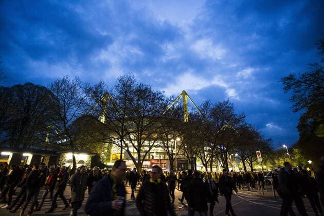 GER, UEFA CL, Borussia Dortmund (GER) vs AS MONACO (MC) 11.04.2017, Signal Iduna Park, Dortmund, GER, UEFA CL, Borussia Dortmund (GER) vs AS MONACO (MC), im Bild picture shows das Champions League Spiel zwischen Borussia Dortmund und AS Monaco wird auf Grund eines Anschlags auf den Mannschaftsbus des BVB abgesagt. Vor dem Signal Iduna Park gehen die Fans und Zuschauer zurück nach Hause. Foto © nordphoto Rauch nordphotox xRauch