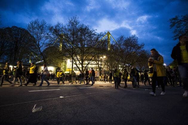 GER, UEFA CL, Borussia Dortmund (GER) vs AS MONACO (MC) 11.04.2017, Signal Iduna Park, Dortmund, GER, UEFA CL, Borussia Dortmund (GER) vs AS MONACO (MC), im Bild picture shows das Champions League Spiel zwischen Borussia Dortmund und AS Monaco wird auf Grund eines Anschlags auf den Mannschaftsbus des BVB abgesagt. Vor dem Signal Iduna Park gehen die Fans und Zuschauer zurück nach Hause. Foto © nordphoto Rauch nordphotox xRauch