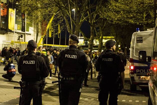 GER, UEFA CL, Borussia Dortmund (GER) vs AS MONACO (MC) 11.04.2017, Signal Iduna Park, Dortmund, GER, UEFA CL, Borussia Dortmund (GER) vs AS MONACO (MC), im Bild picture shows das Champions League Spiel zwischen Borussia Dortmund und AS Monaco wird auf Grund eines Anschlags auf den Mannschaftsbus des BVB abgesagt. Vor dem Signal Iduna Park gehen die Fans und Zuschauer zurück nach Hause. Foto © nordphoto Rauch nordphotox xRauch