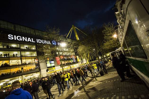 GER, UEFA CL, Borussia Dortmund (GER) vs AS MONACO (MC) 11.04.2017, Signal Iduna Park, Dortmund, GER, UEFA CL, Borussia Dortmund (GER) vs AS MONACO (MC), im Bild picture shows das Champions League Spiel zwischen Borussia Dortmund und AS Monaco wird auf Grund eines Anschlags auf den Mannschaftsbus des BVB abgesagt. Vor dem Signal Iduna Park gehen die Fans und Zuschauer zurück nach Hause. Foto © nordphoto Rauch nordphotox xRauch