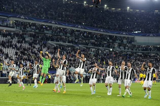 Juventus players celebrate at the end of the match Esultanza Juventus Torino 11-04-2017 Juventus Stadium Football Champions League 2016 2017 Juventus - Barcelona quarter final foto Filippo Alfero Insidefoto filippoxalfero