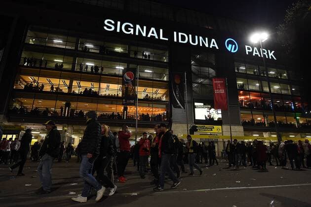 Fußball Champions League Viertelfinale Borussia Dortmund - AS Monaco am 11.04.2017 im Signal Iduna Park in Dortmund Spielabsage in Dortmund. Fans verlassen den Signal Iduna Park in Dortmund. xRx