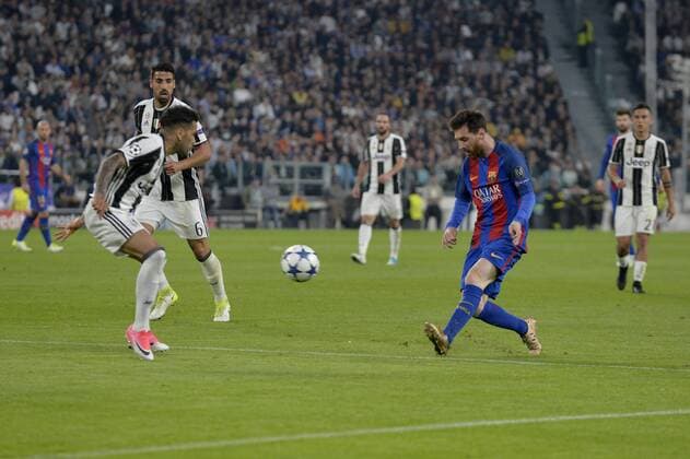 April 11th 2017, Juventus Stadium, Turin, Italy; UEFA Champions league football quarterfinal, leg 1, Juventus versus Barcelona; Lionel Messi crosses into the box xPierpaoloxPiciuccox  ActionPlus11866635