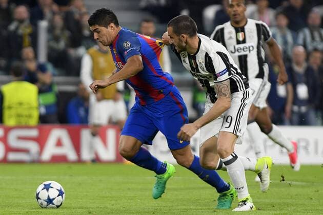 April 11th 2017, Juventus Stadium, Turin, Italy; UEFA Champions league football quarterfinal, leg 1, Juventus versus Barcelona; Leonardo Bonucci is beaten by the break from Luis Suarez xPierpaoloxPiciuccox  ActionPlus11866621