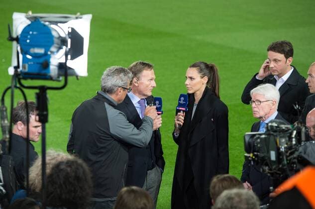 BVB-Stadionsprecher Norbert Dickel (l), Hans-Joachim Watzke (2vl BVB-Geschaeftsfuehrer) und BVB-Praesident Reinhard Rauball stehen am Spielfeldrand bei einem Fernsehinterview von Sky. Sie aeussern sich zur Spielabsage. Spielabsage nach Explosionen an dem Mannschaftsbus von Borussia Dortmund auf dem Weg in das Stadion. Fussball international: UEFA Championsleague Saison 2016 2017, Viertelfinale Hinspiel: Borussia Dortmund - AS Monaco in Dortmund, Deutschland am 11.04.2017,