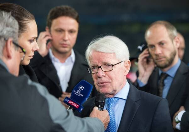 BVB-Praesident Reinhard Rauball steht am Spielfeldrand bei einem Fernsehinterview von Sky. Er aeussert sich zur Spielabsage. Spielabsage nach Explosionen an dem Mannschaftsbus von Borussia Dortmund auf dem Weg in das Stadion. Fussball international: UEFA Championsleague Saison 2016 2017, Viertelfinale Hinspiel: Borussia Dortmund - AS Monaco in Dortmund, Deutschland am 11.04.2017,