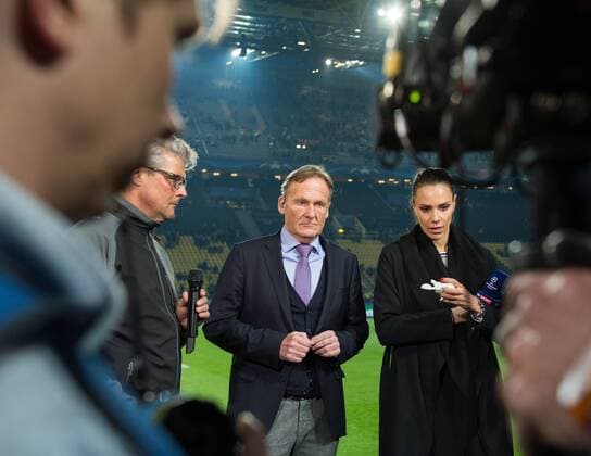 BVB-Stadionsprecher Norbert Dickel (l) und Hans-Joachim Watzke (BVB-Geschaeftsfuehrer) stehen am Spielfeldrand bei einem Fernsehinterview von Sky. Spielabsage nach Explosionen an dem Mannschaftsbus von Borussia Dortmund auf dem Weg in das Stadion. Fussball international: UEFA Championsleague Saison 2016 2017, Viertelfinale Hinspiel: Borussia Dortmund - AS Monaco in Dortmund, Deutschland am 11.04.2017,