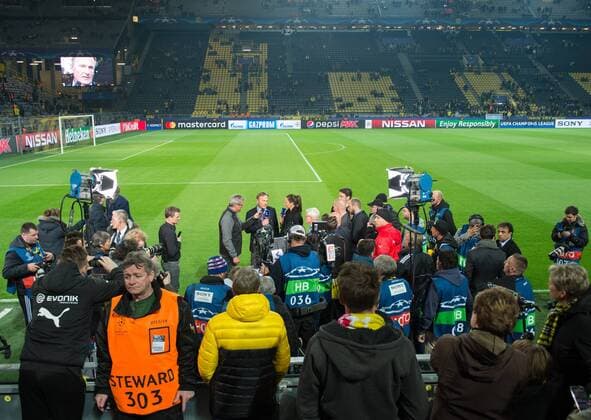 BVB-Stadionsprecher Norbert Dickel (l), Hans-Joachim Watzke (2vl BVB-Geschaeftsfuehrer) und BVB-Praesident Reinhard Rauball stehen am Spielfeldrand bei einem Fernsehinterview von Sky. Sie aeussern sich zur Spielabsage. Spielabsage nach Explosionen an dem Mannschaftsbus von Borussia Dortmund auf dem Weg in das Stadion. Fussball international: UEFA Championsleague Saison 2016 2017, Viertelfinale Hinspiel: Borussia Dortmund - AS Monaco in Dortmund, Deutschland am 11.04.2017,