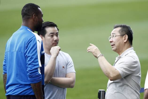 Leicester City FC s Chairman Vichai Srivaddhanaprabha (r), his son the Vice Chairman Aiyawatt Srivaddhanaprabha (c) and the player Molla Wague before training session. April 11, 2017.  (20170411155)
