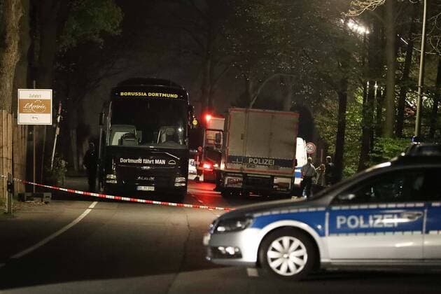 Themen der Woche - SPORT Bilder des Tages - SPORT (170411) -- DORTMUND (GERMANY), April 11, 2017 -- Photo taken on April 11, 2017 shows the German soccer team Dortmund s bus after explosions in Dormund, Germany. German soccer team Dortmund said Tuesday that its Champions League match against Monaco was canceled and one player injured after explosions hit team bus. Three explosions hit Dortmund team s bus in the district of Hoechsten of the western German city of Dortmund. ) GERMANY-DORTMUND-SOCCER TEAM-BUS-EXPLOSION UlrichxHufnagel 