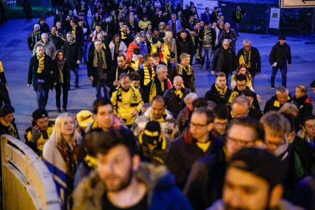 Fussballfans verlassen den Dortmunder Signal Iduna Park nach Bekanntgabe der Spielabsage wegen eines Attentates auf den besetzten Mannschaftsbuss des BvB do-BvB Mannschaftsbuss Attentat