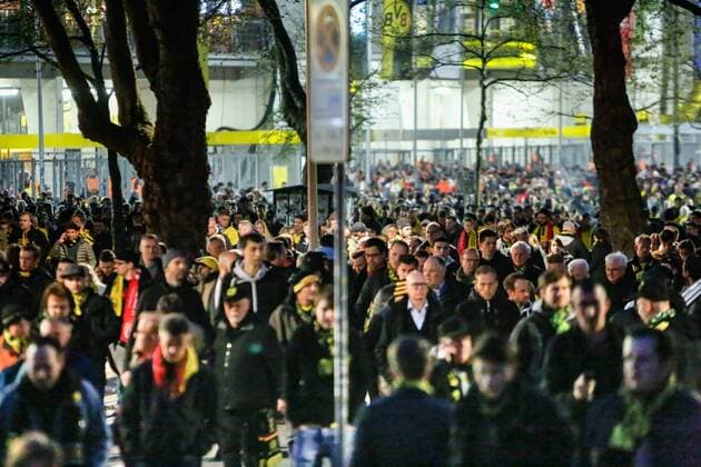 Fussballfans verlassen den Dortmunder Signal Iduna Park nach Bekanntgabe der Spielabsage wegen eines Attentates auf den besetzten Mannschaftsbuss des BvB do-BvB Mannschaftsbuss Attentat