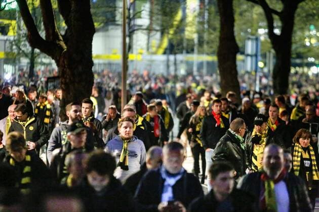 Fussballfans verlassen den Dortmunder Signal Iduna Park nach Bekanntgabe der Spielabsage wegen eines Attentates auf den besetzten Mannschaftsbuss des BvB do-BvB Mannschaftsbuss Attentat
