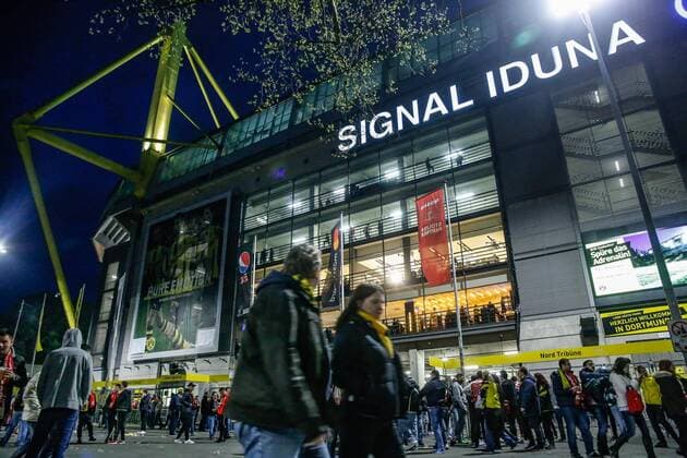 Fussballfans verlassen den Dortmunder Signal Iduna Park nach Bekanntgabe der Spielabsage wegen eines Attentates auf den besetzten Mannschaftsbuss des BvB do-BvB Mannschaftsbuss Attentat