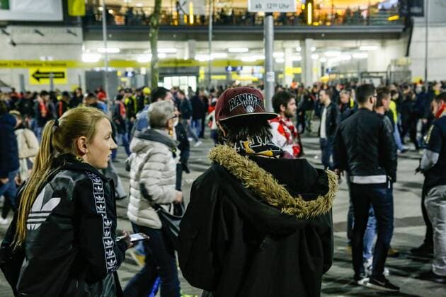 Fussballfans verlassen den Dortmunder Signal Iduna Park nach Bekanntgabe der Spielabsage wegen eines Attentates auf den besetzten Mannschaftsbuss des BvB do-BvB Mannschaftsbuss Attentat