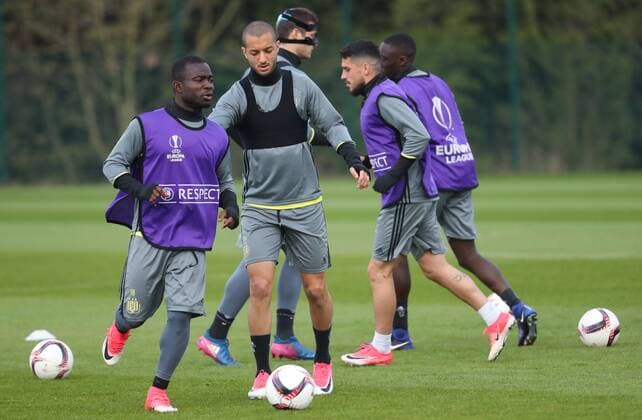 Anderlecht s Frank Acheampong and Anderlecht s Sofiane Hanni pictured during a training session of Belgian soccer team RSC Anderlecht in Anderlecht, Wednesday 12 April 2017. Tomorrow Anderlecht is playing against UK team Manchester United ManU in the Europa League competition. VIRGINIExLEFOUR  x05080455x
