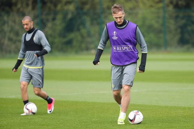Anderlecht s Sofiane Hanni and Anderlecht s Lukasz Teodorczyk pictured during a training session of Belgian soccer team RSC Anderlecht in Anderlecht, Wednesday 12 April 2017. Tomorrow Anderlecht is playing against UK team Manchester United ManU in the Europa League competition. VIRGINIExLEFOUR  x05080438x