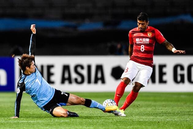 Shintaro Kurumaya of Japan s Kawasaki Frontale, left, challenges Brazilian football player Paulinho of China s Guangzhou Evergrande in their Group G match during the AFC Champions League 2017 in Kawasaki, Japan, 12 April 2017. Kawasaki Frontale competes against Guangzhou Evergrande at AFC Champions League group match  20170412_06592