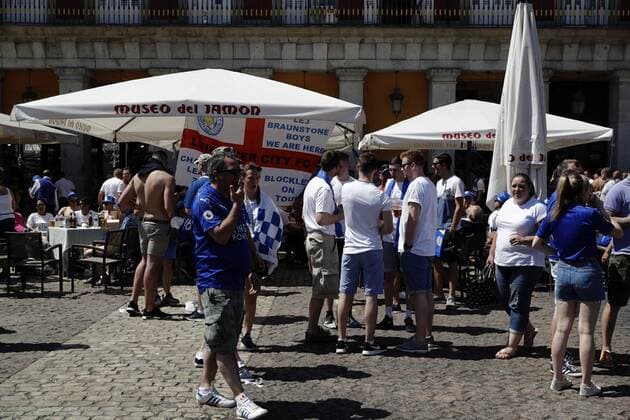 Leicester City fans enjoy the sunny weather at the Plaza Mayor in Madrid, Spain, on 12 April 2017. Atletico de Madrid will be facing Leicester City later in the day for the first leg match of the Champions League quarterfinals at the Vicente Calderon Stadium. Atletico de Madrid vs Leicester !ACHTUNG: NUR REDAKTIONELLE NUTZUNG!  Copyright: xEmilioxNaranjox 20170412-636276051021168227