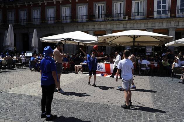 Leicester City fans enjoy the sunny weather at the Plaza Mayor in Madrid, Spain, on 12 April 2017. Atletico de Madrid will be facing Leicester City later in the day for the first leg match of the Champions League quarterfinals at the Vicente Calderon Stadium. Atletico de Madrid vs Leicester !ACHTUNG: NUR REDAKTIONELLE NUTZUNG!  Copyright: xEmilioxNaranjox 20170412-636276051723939217