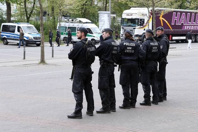 Polizei vor dem Stadion, Borussia Dortmund vs AS Monaco, UEFA Champions League, Viertelfinale, Nachholspiel Fussball, 12.04.2017, Dortmund Copyright: xLangerx xEibner-Pressefotox EP_HLR