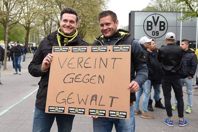 Fußball Champions League Viertelfinale Borussia Dortmund - AS Monaco am 12.04.2017 im Signal Iduna Park in Dortmund Dortmunder Fans zeigen ein Transparent mit der Aufschrift: Vereint gegen Gewalt xRx