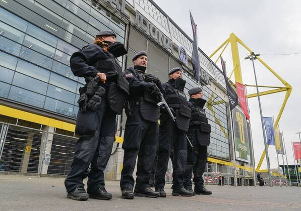 12.04.2017, xmhx, Fussball UEFA Champions League, Borussia Dortmund - AS Monaco, emspor, v.l. Polizei vor dem Stadion, Signal Iduna Park, Polizisten, schwer bewaffnete Polizisten, Maschinengewehre Dortmund