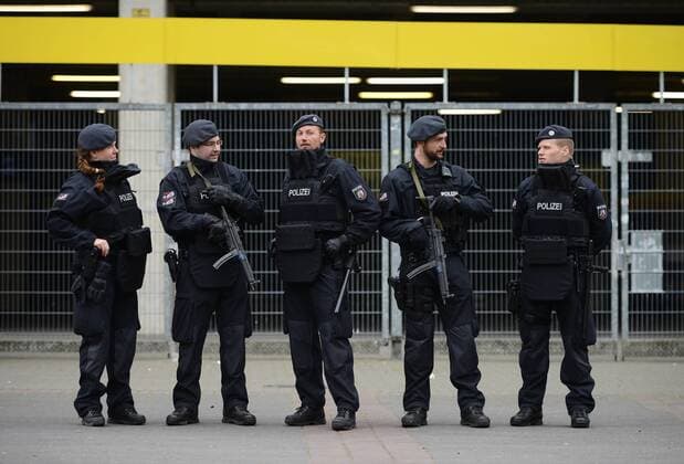 12.04.2017, xmhx, Fussball UEFA Champions League, Borussia Dortmund - AS Monaco, emspor, v.l. Polizei vor dem Stadion, Signal Iduna Park, Polizisten, schwer bewaffnete Polizisten, Maschinengewehre Dortmund