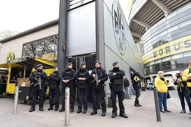 Fußball Champions League Viertelfinale Borussia Dortmund - AS Monaco am 12.04.2017 im Signal Iduna Park in Dortmund Massives Polizeiaufgebot vor dem Signal Iduna Park. Polizei mit Maschinenpistolen. xRx