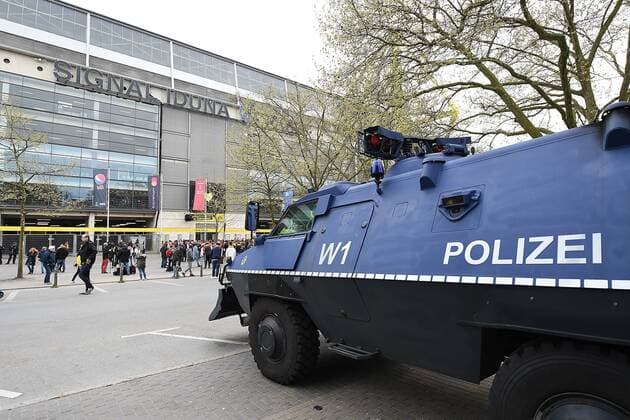 Fußball Champions League Viertelfinale Borussia Dortmund - AS Monaco am 12.04.2017 im Signal Iduna Park in Dortmund Räumfahrzeug der Polizei am Signal Iduna Park xRx