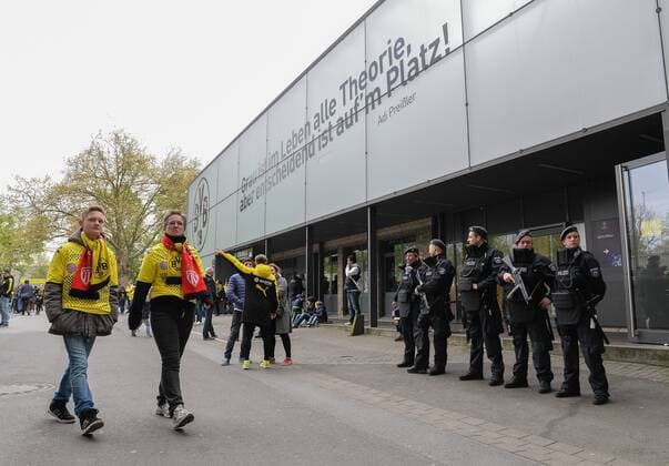 12.04.2017, xmhx, Fussball UEFA Champions League, Borussia Dortmund - AS Monaco, emspor, v.l. Fans und Polizisten vor der Stadion, Fans, Polizei Dortmund