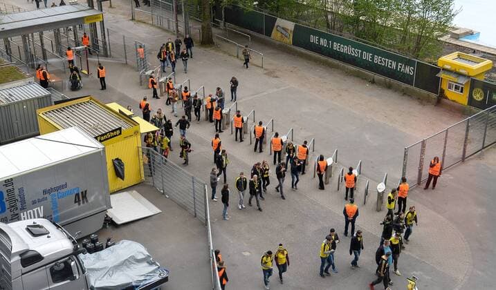 12.04.2017, xmhx, Fussball UEFA Champions League, Borussia Dortmund - AS Monaco, emspor, v.l. Nur wenige Fans bei den Sicherheitskontrollen zu Südtribüne Dortmund