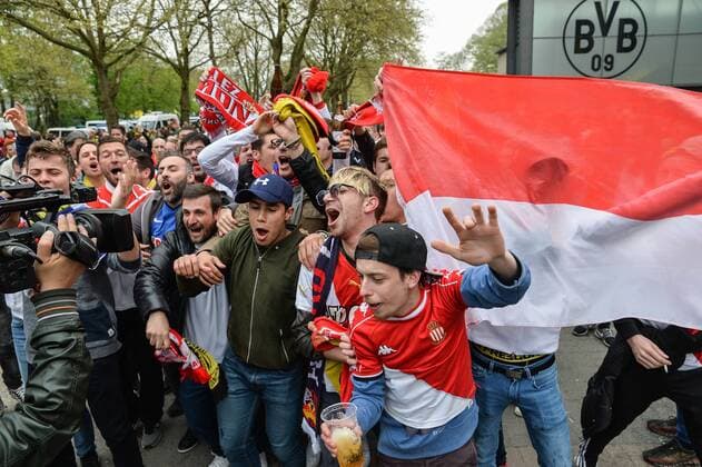 12.04.2017, xmhx, Fussball UEFA Champions League, Borussia Dortmund - AS Monaco, emspor, v.l. AS Monaco Fans feiern ausgelassen vor dem Spiel Dortmund