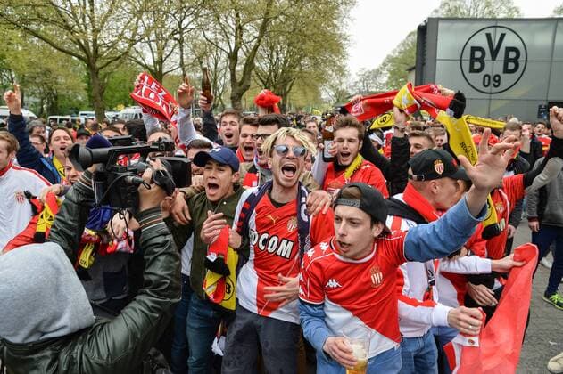 12.04.2017, xmhx, Fussball UEFA Champions League, Borussia Dortmund - AS Monaco, emspor, v.l. AS Monaco Fans feiern ausgelassen vor dem Spiel Dortmund