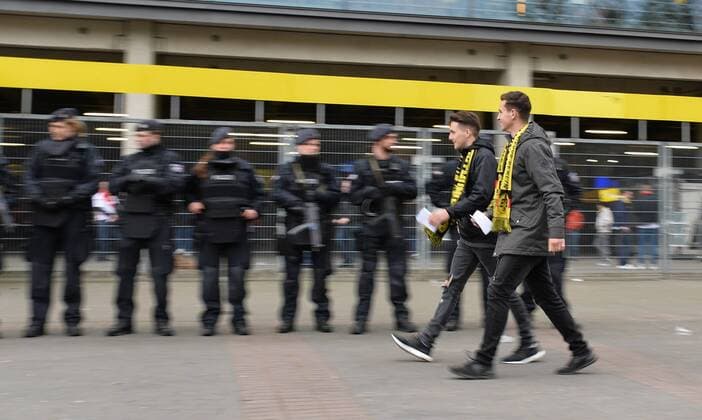 Bilder des Tages - SPORT 12.04.2017, xmhx, Fussball UEFA Champions League, Borussia Dortmund - AS Monaco, emspor, v.l. BVB Fans und Polizei Dortmund