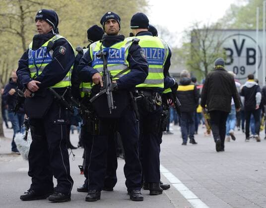 12.04.2017, xmhx, Fussball UEFA Champions League, Borussia Dortmund - AS Monaco, emspor, v.l. Polizisten vor dem Stadion, Polizei, schwer bewaffnet, Maschinengewehre Dortmund
