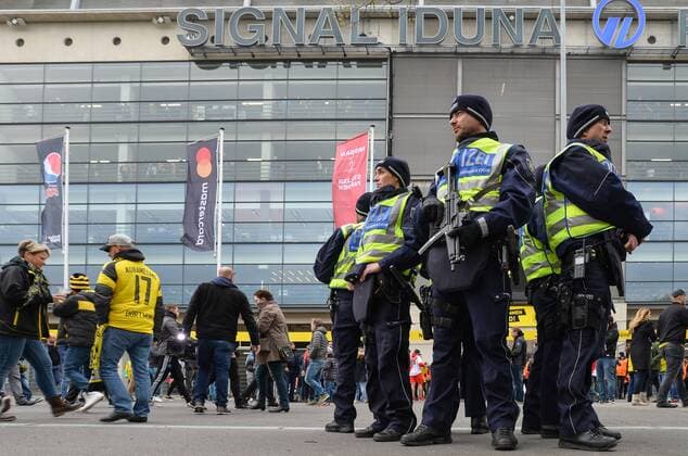 12.04.2017, xmhx, Fussball UEFA Champions League, Borussia Dortmund - AS Monaco, emspor, v.l. Polizei und Fans vor dem Stadion, Polizisten, schwer bewaffnet, Maschinengewehre Dortmund