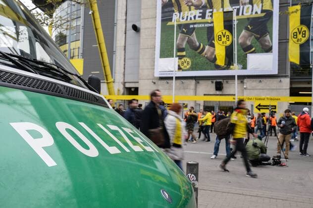 12.04.2017, xmhx, Fussball UEFA Champions League, Borussia Dortmund - AS Monaco, emspor, v.l. Polizei und Fans vor dem Stadion, Polizisten, schwer bewaffnet, Maschinengewehre Dortmund