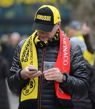 12.04.2017, xmhx, Fussball UEFA Champions League, Borussia Dortmund - AS Monaco, emspor, v.l. BVB Fan vor dem Stadion Dortmund