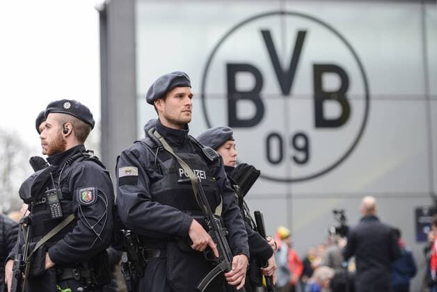 12.04.2017, xmhx, Fussball UEFA Champions League, Borussia Dortmund - AS Monaco, emspor, v.l. Schwer bewaffnete Polizisten vor dem Stadion, Maschinengewehre, Polizei Dortmund
