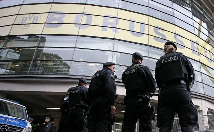 12.04.2017, Fussball Champions-League 2016 2017, Viertelfinale, Borussia Dortmund - AS Monaco, im Signal-Iduna-Park Dortmund. Polizei vor dem Stadion 