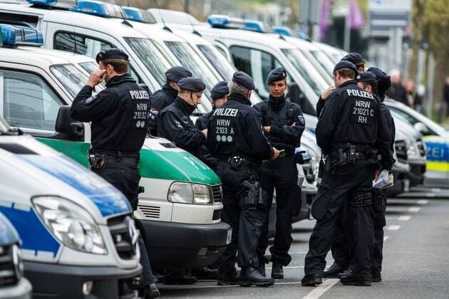 GER, UEFA CL, Borussia Dortmund (GER) vs AS MONACO (MC) 12.04.2017, Signal Iduna Park, Dortmund, GER, UEFA CL, Borussia Dortmund (GER) vs AS MONACO (MC), im Bild picture shows ein grosses Aufgebot der Polizei hält sich vor dem Champions League Spiel bereit, Foto © nordphoto Rauch nordphotox xRauch
