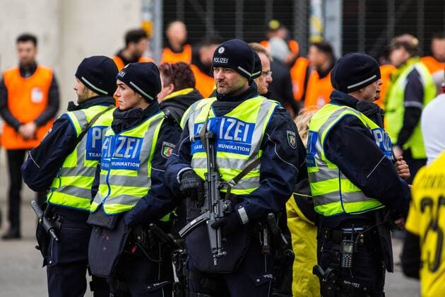 GER, UEFA CL, Borussia Dortmund (GER) vs AS MONACO (MC) 12.04.2017, Signal Iduna Park, Dortmund, GER, UEFA CL, Borussia Dortmund (GER) vs AS MONACO (MC), im Bild picture shows ein grosses Aufgebot der Polizei hält sich vor dem Champions League Spiel bereit, Foto © nordphoto Rauch nordphotox xRauch