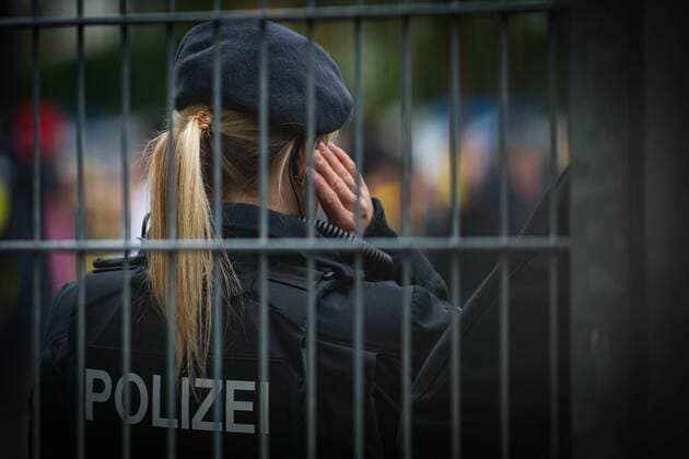 GER, UEFA CL, Borussia Dortmund (GER) vs AS MONACO (MC) 12.04.2017, Signal Iduna Park, Dortmund, GER, UEFA CL, Borussia Dortmund (GER) vs AS MONACO (MC), im Bild picture shows ein grosses Aufgebot der Polizei hält sich vor dem Champions League Spiel bereit, Foto © nordphoto Rauch nordphotox xRauch