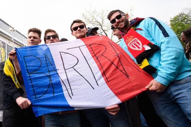 GER, UEFA CL, Borussia Dortmund (GER) vsÊAS Monaco FC (MCO) 12.04.2017, Signal Iduna Park, Dortmund, Viertelfinale Hinspiel, GER, UEFA CL, Borussia Dortmund (GER) vsÊAS Monaco FC (MCO), im Bild Fans vor Stadion mit Frankreich Flagge und Name von Marc Bartra ( 5 Dortmund) Foto © nordphoto Kurth nordphotox xKurth