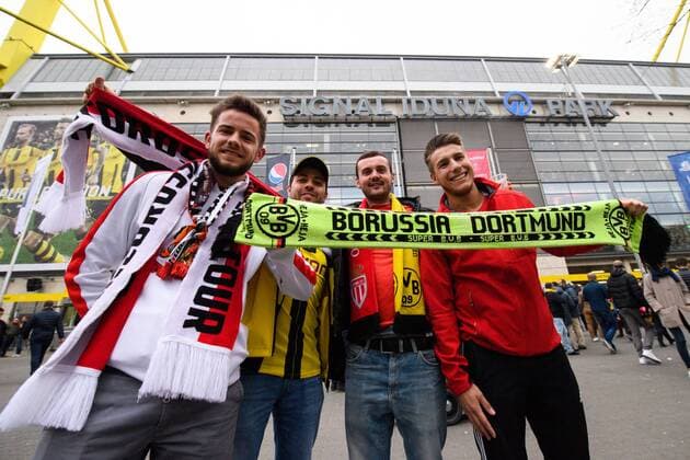 GER, UEFA CL, Borussia Dortmund (GER) vsÊAS Monaco FC (MCO) 12.04.2017, Signal Iduna Park, Dortmund, Viertelfinale Hinspiel, GER, UEFA CL, Borussia Dortmund (GER) vsÊAS Monaco FC (MCO), im Bild Fans Zuschauer feiern vor dem Stadion Foto © nordphoto Kurth nordphotox xKurth