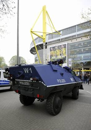 Fussball, UEFA Champions League, Herren, Saison 2016 2017, Viertelfinale Hinspiel, Signal Iduna Park Dortmund, Bor. Dortmund (gelb) - AS Monaco (rot); Hohe Sicherheitsvorkehrungen rund ums Stadion nach den Vorkommnissen des Vortages.